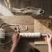 apprenez à fabriquer des suspensions macramé diy pour décorer votre intérieur avec style et créativité. tutoriel facile et original pour une décoration unique.