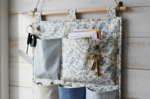 apprenez à fabriquer un organiseur mural diy simple et pratique pour optimiser votre rangement et garder votre espace ordonné.