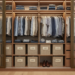 découvrez nos astuces pratiques pour organiser efficacement votre armoire de chambre et optimiser votre espace de rangement au quotidien.