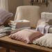 apprenez à créer des housses de coussin à volants en flanelle diy, pour apporter une touche chaleureuse et élégante à votre décoration intérieure.