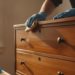 découvrez comment rénover facilement un meuble verni sans avoir à tout poncer, avec des astuces simples pour rafraîchir votre mobilier rapidement.